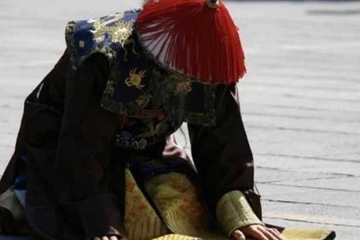 清朝官员在跪拜皇帝的时候为什么要拍打袖子