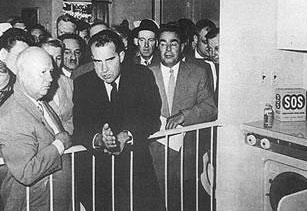 1959年7月24日 赫鲁晓夫和尼克松展开厨房辩论