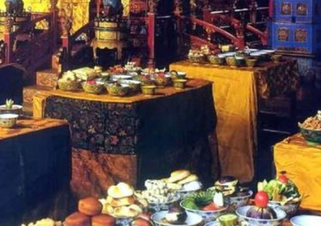古代皇帝吃饭都是几十道菜 皇帝吃剩下的东西都是怎么处理的