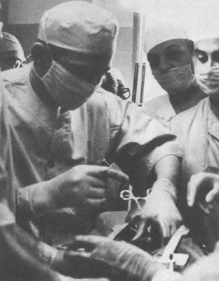 人类首次心脏移植手术成功