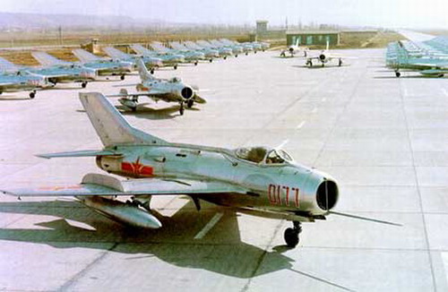 1963年12月5日 中国国产歼－6型歼击机开始装备部队