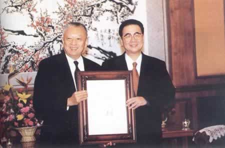 1996年12月11日 董建华当选香港特区第一任行政长官