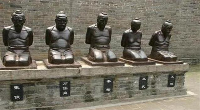 秦桧跪像是谁立的，秦桧跪像几个人是谁