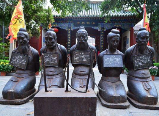 岳飞墓前的五个铁人是谁