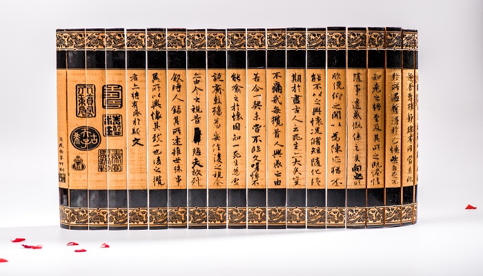 秦王绕柱的故事