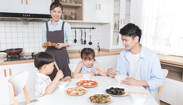 孩子吃饭声音很大怎么教育