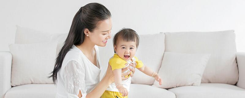 宝宝多大可以自己上台阶