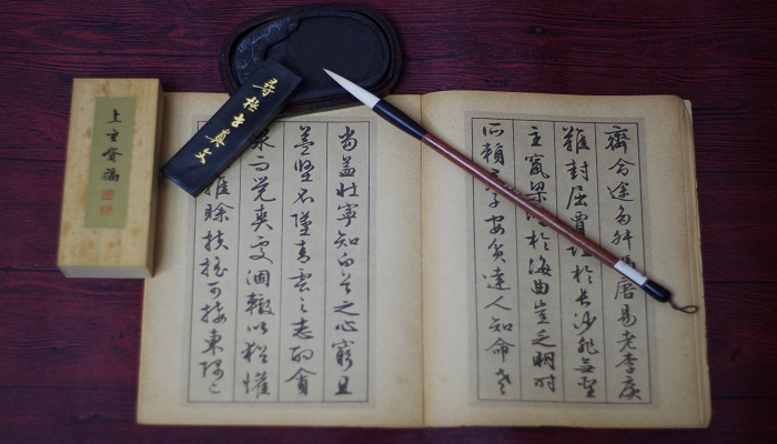 先秦以笔法微言大义著称于世的史书是
