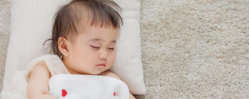 孩子四岁要和父母一起睡吗