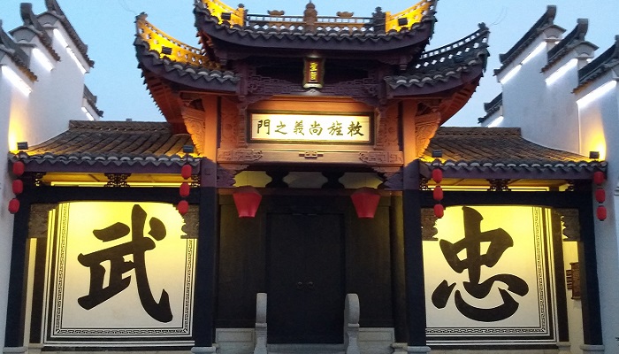 功盖三分国描写的人物是