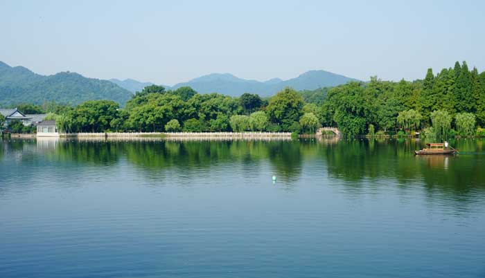 钱塘湖春行主旨