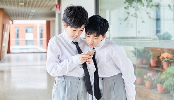 孩子偷偷玩手机怎么办