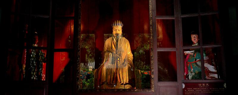 空城计第一自然段运用了什么样的描写方法