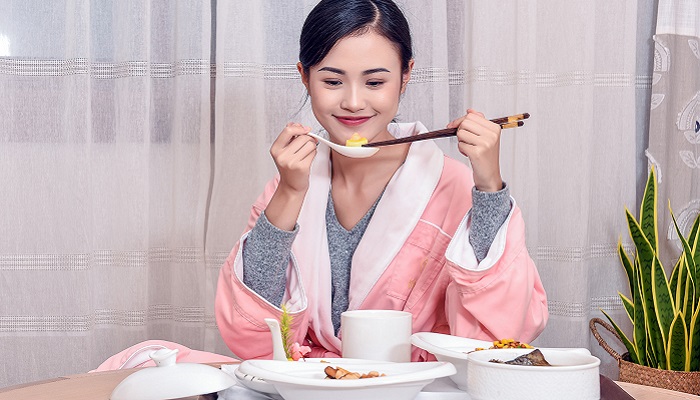 产后不吃饭只吃菜行吗