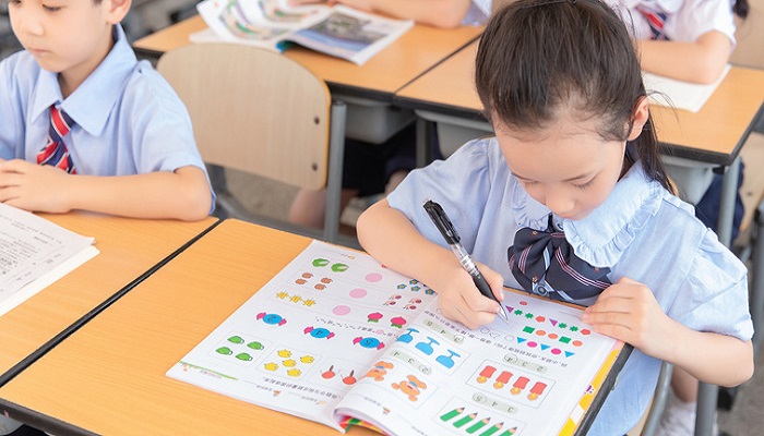 他转过身对小人鱼说啊我真是太幸福了改为转述句