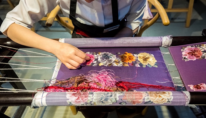 一幅壮锦这个故事来自哪个族