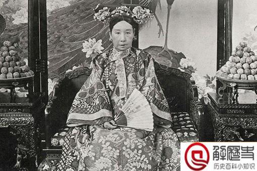 慈禧方便时旁边站个宫女口里面喊水是要干什么?