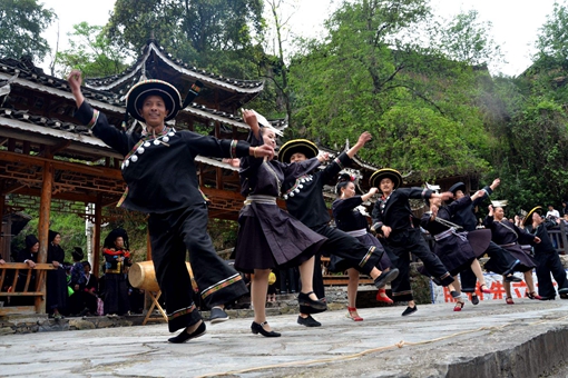 苗族民间的艺术奇葩“反扳木鼓舞” 苗族民间的艺术奇葩“反扳木鼓舞”