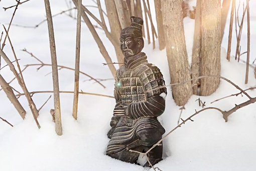 兵马俑手上为什么没武器?兵马俑手上的武器真的是被盗走了么?