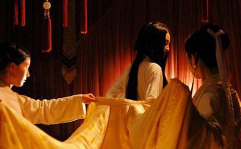 清朝的妃子侍寝为什么都是被裸着抬进去的?妃子会和皇上过夜吗?