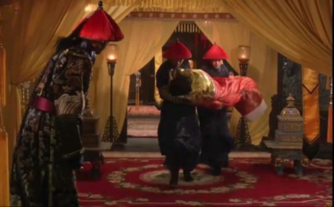 清朝的妃子侍寝为什么都是被裸着抬进去的?妃子会和皇上过夜吗?