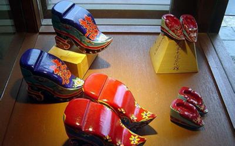 清朝女性都需要裹小脚吗?为什么有的裹有的不裹?