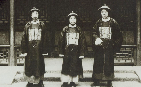 古代清朝大臣在下跪前为什么要拍拍袖子?有什么意义? 古代清朝大臣在下跪前为什么要拍拍袖子?有什么意义?