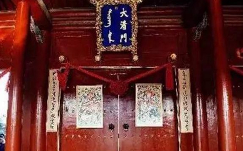 清代皇宫过年为什么不张贴红色对联而张贴白色的对联? 清代皇宫过年为什么不张贴红色对联而张贴白色的对联?