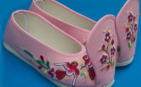 古人的鞋子长什么样?古人的鞋子前面为什么会向上翘?