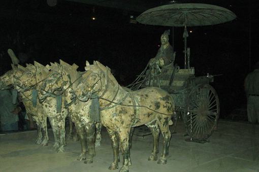 为什么古代的马车都是两个轮子,为什么不做成四轮?