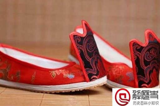 古代的鞋子前面为什么翘起来