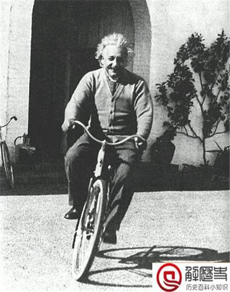 爱因斯坦为什么要吐舌头 爱因斯坦吐舌头的照片是真的吗