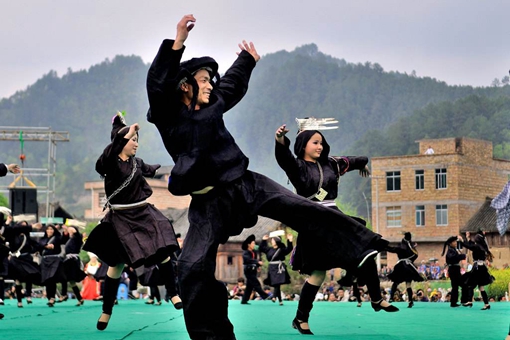 苗族民间的艺术奇葩“反扳木鼓舞” 苗族民间的艺术奇葩“反扳木鼓舞”
