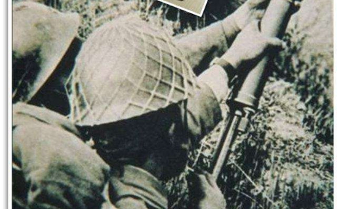 日军扔手榴弹之前为什么会在头盔上先磕一下?有什么作用