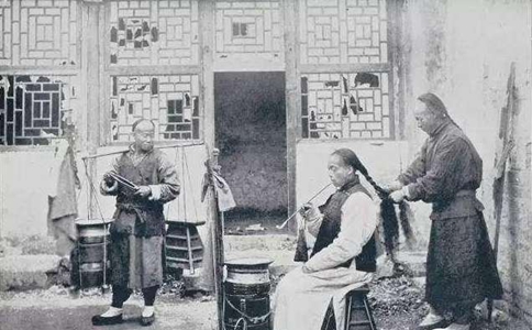 清朝人留辫子他们多久洗一次头呢? 清朝人留辫子他们多久洗一次头呢?