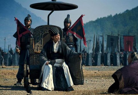 诸葛亮为什么总喜欢拿把扇子?诸葛亮的扇子有什么作用?