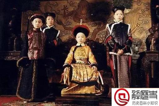 康熙第一次见到自己孙子乾隆的时候会什么会惊讶到放下手中的茶杯?