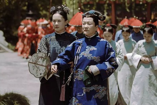 清朝皇帝、后妃走路的时候,为什么都要有人扶着?