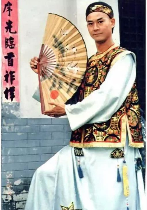 古代人的扇子除了扇风还有什么作用? 古代人的扇子除了扇风还有什么作用?