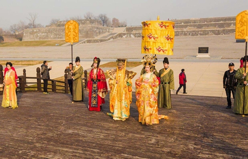 古代上朝为什么只有清朝百官要下跪? 古代上朝为什么只有清朝百官要下跪?