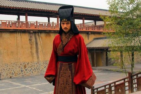 杨彪官位比曹操高时为什么不把曹操杀了?杨彪错失机会还赔上自己儿子 杨彪官位比曹操高时为什么不把曹操杀了?杨彪错失机会还赔上自己儿子