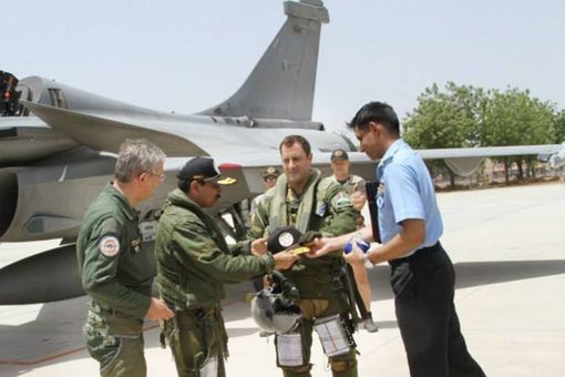 印度飞行员误降敌方机场,一句话化解尴尬 印度飞行员误降敌方机场,一句话化解尴尬