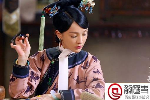 清朝后宫里的妃嫔为何脖子上要围一块白条?