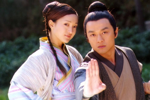 为什么乔峰的降龙十八掌比郭靖厉害?乔峰和郭靖是同时代的人么? 为什么乔峰的降龙十八掌比郭靖厉害?乔峰和郭靖是同时代的人么?