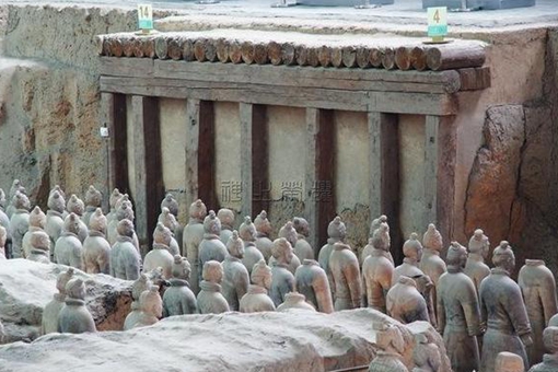 兵马俑中间那个长土堆是干什么用的?里面有什么财宝吗? 兵马俑中间那个长土堆是干什么用的?里面有什么财宝吗?