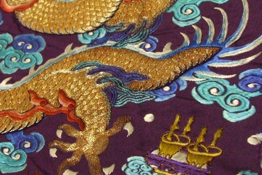 历史上龙袍一共出现过几种颜色?秦始皇的龙袍为什么是黑色的?
