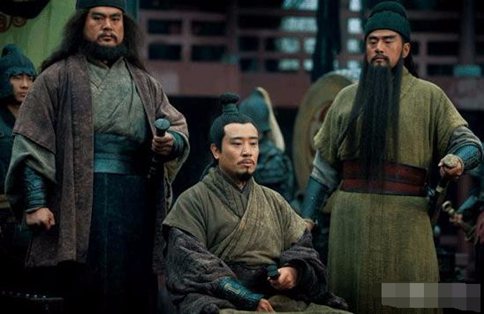 关羽投降曹操刘备不怕关羽变节么?曹操在这点上永远不及刘备