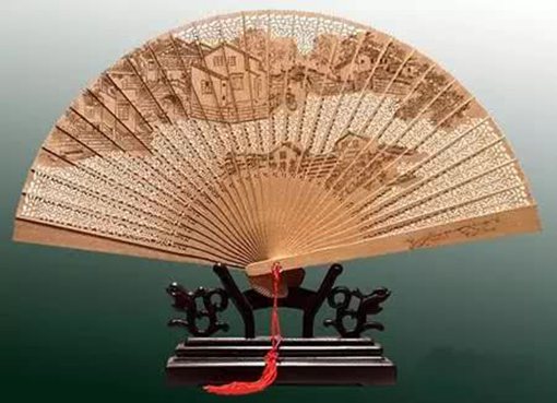 古代人的扇子除了扇风还有什么作用? 古代人的扇子除了扇风还有什么作用?