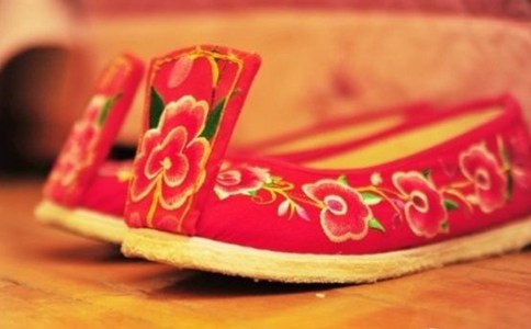 古人的鞋子长什么样?古人的鞋子前面为什么会向上翘?