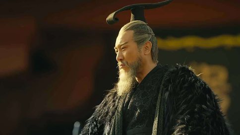 曹操为什么可以入朝不趋剑履上殿?曹操见汉献帝有哪些特权?